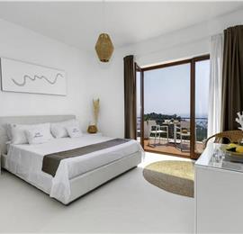 4 bedroom with pool and panoramic sea views near Serrento, sleeps 10